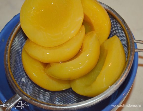 Персики откинуть на дуршлаг, дать сиропу стечь. СИРОП НЕ ВЫЛИВАТЬ!!!
