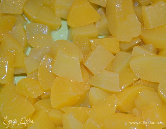 персики мелко нарезать на кубики