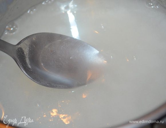 влить в сироп крахмал  и уварить пару минут до загустения!