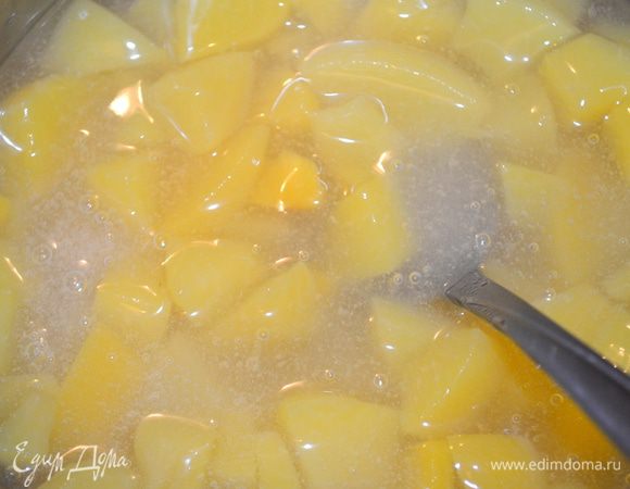 всыпать нарезанные фрукты и снять с огня