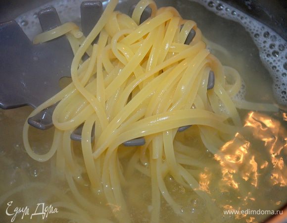 пасту отварить в большом количестве подсоленной воды. Несмотря на то что блюдо сладкое - паста должна быть сварена в соленой воде! 