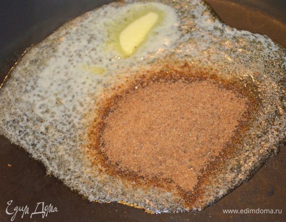 в большой сковороде растопить сливочное масло и всыпать сухари. Немного обжарить их. 