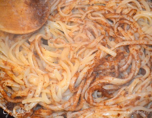 выложить в сковорду отваренную пасту и все быстро перемешать, чтобы паста впитала в себя все! Посыпать ванильным сахаром и корицей