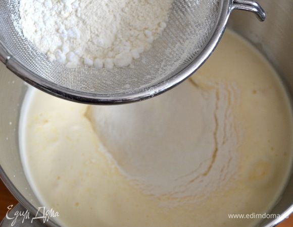 Муку, крахмал и разрыхлитель просеять и осторожно ввести в яичную массу.