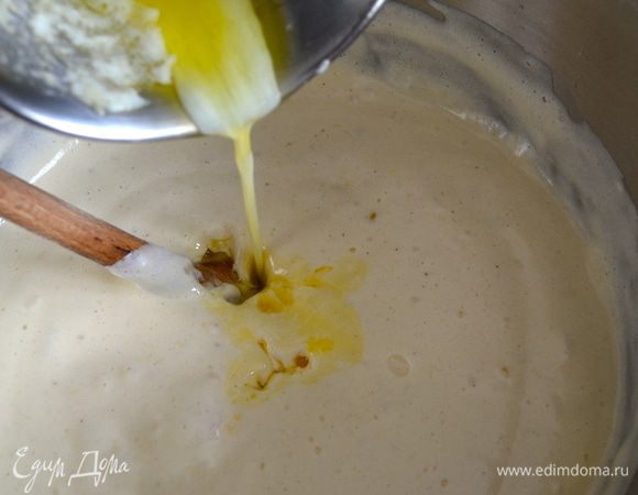 Сливочное масло растопить и ввести аккуратно в тесто достаточно теплым. 