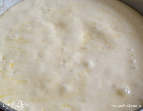 Форму диаметром 24 см смазать немного маслом и присыпать мукой. Выложить тесто в форму и выпекать при 180 С около 40-45 минут. Готовность проверить деревянной шпажкой (зубочисткой).