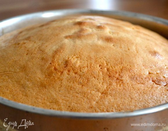 Готовый бисквит достать из духовки и дать остыть. 