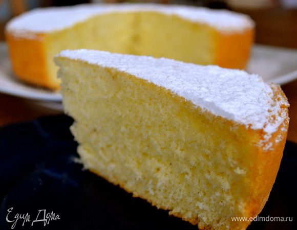 Традиционный бисквит "Маргарита" готов (как-то тортом, в нашем понимании... :)) язык не поворачивается его назвать)!...
Угощайтесь! )) При желании его можно разрезать и смазать кремом..., заварным, белковым, или просто шоколадной пастой намазать...(об этом и сами итальянцы говорят), но в любом кафе, кондитерской Вам подадут его именно таким..., лишь присыпанным сахарной пудрой. ))  