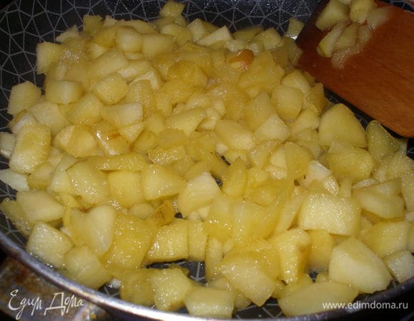 Начинка:яблоки нарезать небольшими кубиками,добавить сахар,сок лимона,сливочное масло и потушить на сковороде 10 минут.Увеличить огонь, чтобы почти вся жидкость выпарилась.Снять с огня и дать остыть начинки.По желанию можно добавить корицу.