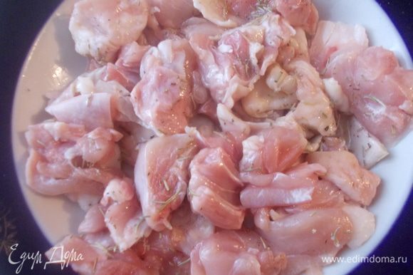 Куриное мясо мелко порезать, посолить и приправить розмарином.