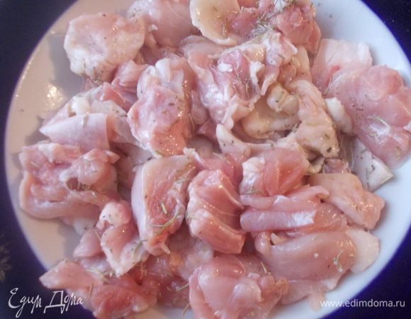 Куриное мясо мелко порезать, посолить и приправить розмарином.