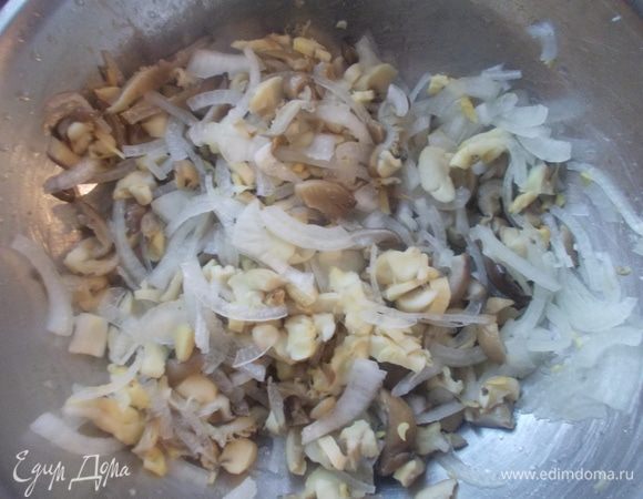 Грибы мелко порезать вместе с луком. Посолить поперчить и оставить мариноваться.