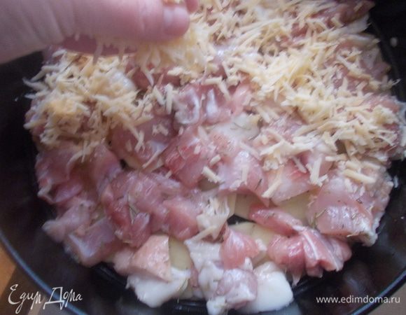 Затем выложить сверху курицу и присыпать половиной сыра.