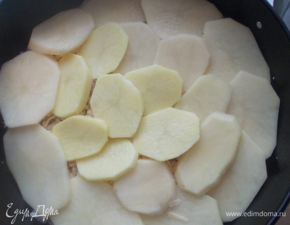 Накрыть сверху кольцами картофеля.