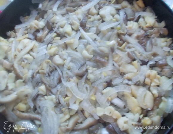 Затем выложить сверху грибы с луком.