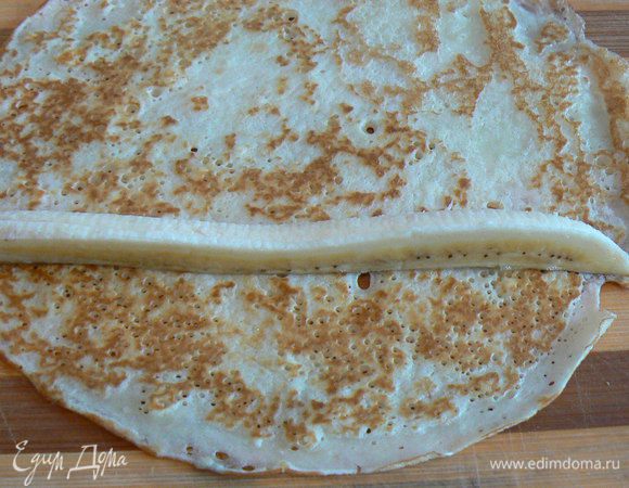 банан режем на дольки,кладем на блин