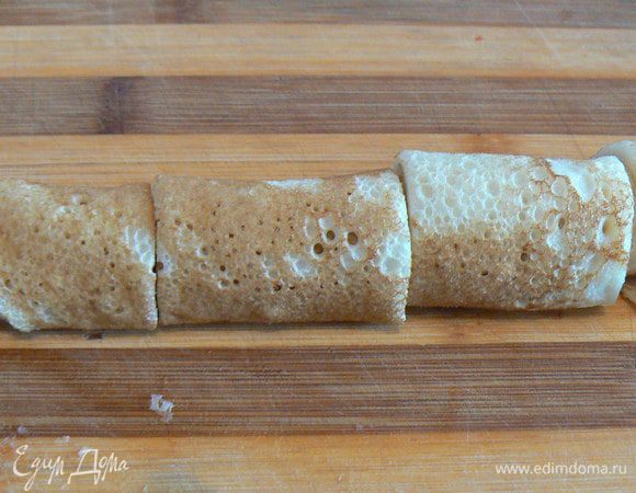 сворачиваем рулетиком,режем на кусочки