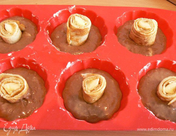 в формочки накладываем тесто и втыкаем рулетик с бананом