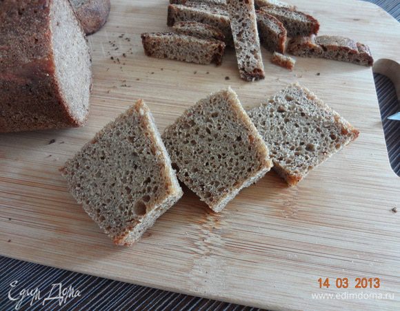 С кусочком ржаного хлеба срезать корочки, мякиш нарезать квадратиками со стороной 2-3 см. (я взяла тонкий ржаной багет, поэтому нарезать не пришлось).
