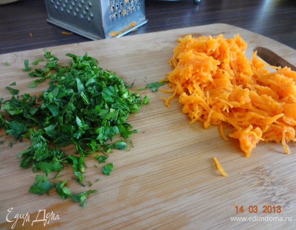 Морковь натереть на мелкой терке, зелень помыть, мелко порубить.
Яйца взбить со сливками, добавить морковь и зелень, посолить и поперчить по вкусу.
