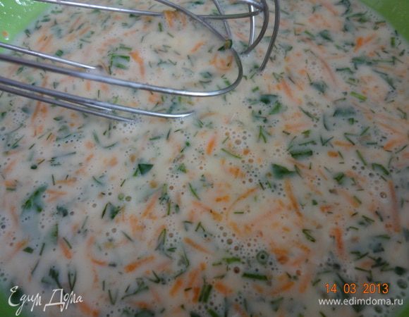 Получившуюся омлетную смесь вылить на сковороду с оливковым маслом и обжарить блинчик с двух сторон до золотистой корочки. Остудить, нарезать полосками шириной 2 см, свернуть в рулетики (что у меня не вышло, я сделала небольшие кусочки).