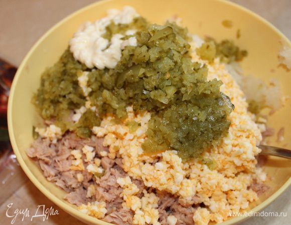 добавляем лук, тертый, огрурцы, яйца  измельченые..