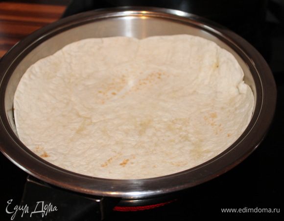 берем наши лепешки, я их слегка подогревала на сухой сквороде чтобы они лучше сворачивались, турецкие они немного толстоватые..