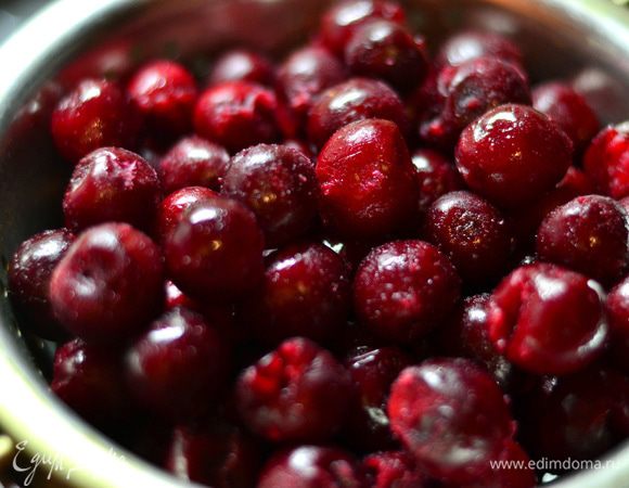 Разморозить вишню.