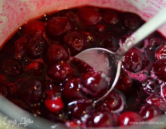 Поставить вишню на огонь с половиной нормой сахара и проварить до растворения сахара.