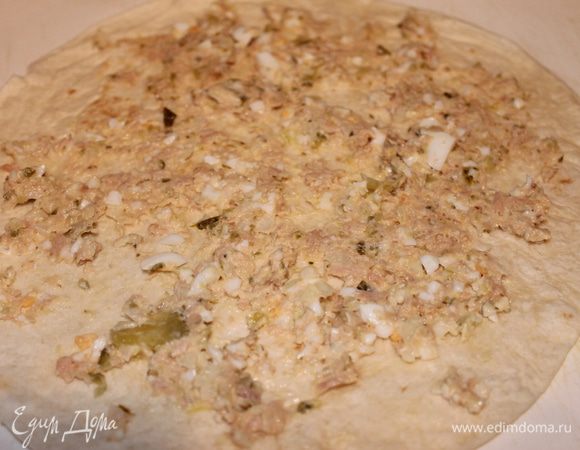 выкладываем 1-2 ложки начинки и размазываем