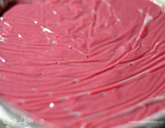 Затем накрыть пищевой пленкой и поставить в холодильник до застывания крема.