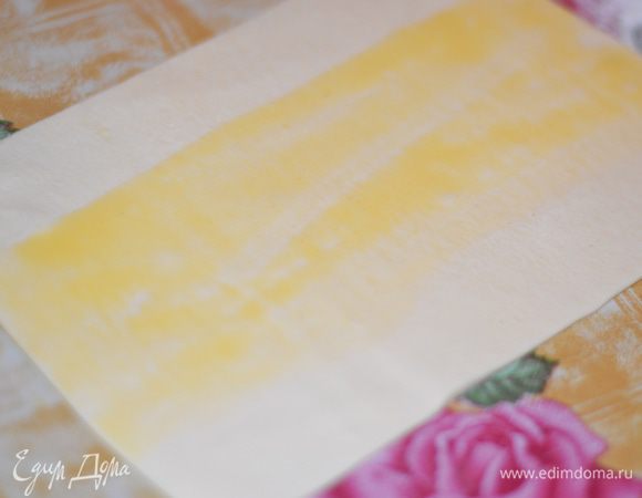 Разморозить слоеное тесто.Немного раскатать и порезать на прямоугольники.Смазать взбитым желтком с молоком,края не смазывать,иначе ,когда будете прижимать эти же края,тесто не будет прилипать к другу другу.