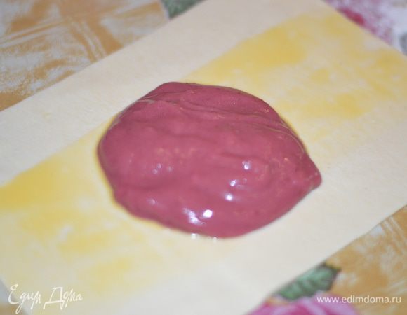 На середину положить 3 ч.л. крема.