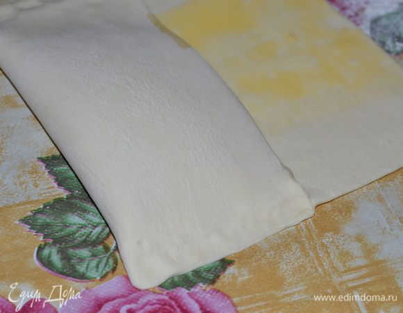  Загнуть один конец теста ,прижимая края и закрыть другим, что тесто находило друг на друга,