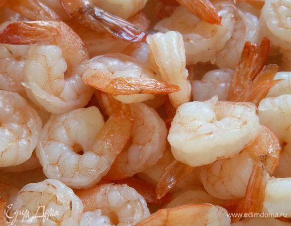 Креветки  сварить до не прозрачности, от 2 до 3 минут. Слейте воду и промойте под холодной водой.