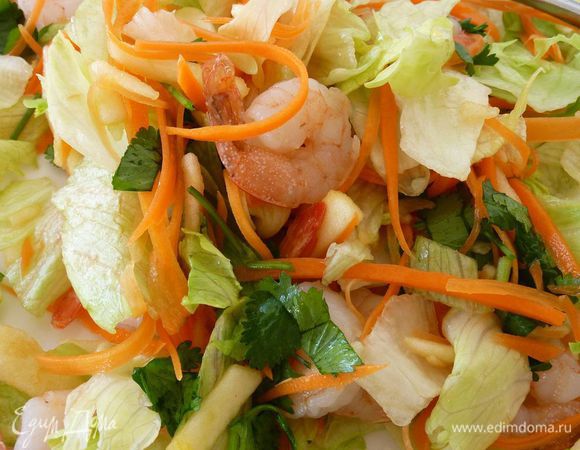 Удалите кожуру с апельсинов и, работая над  миской, аккуратно вырезать  мякоть между мембранами, добавить морковь, сок лайма, и Джикаму. Дать постоять в течение нескольких минут. Смешайте масло, Sriracha, рыбный соус, соль и сахар. Отрегулируйте соль, сахар и сок лайма по вкусу. Заправить салат добавить креветки и кинзу. Подавать на листьях салата.