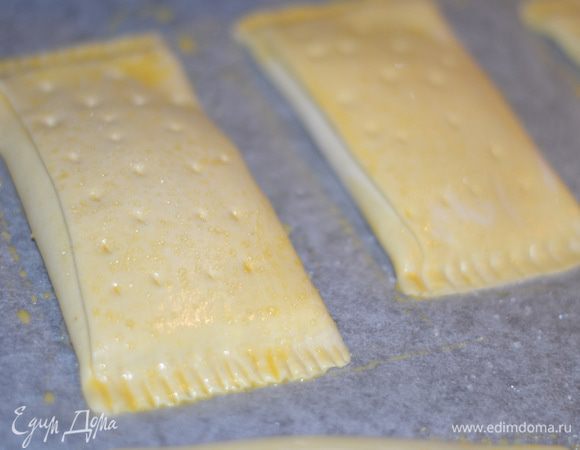 Смазать пакетики взбитым желтком с молоком,посыпать сахаром, сделать надрезики небольшие и поставить в предварительно разогретую духовку на 200 гр., выпекать 25-30 минут. Остудить.