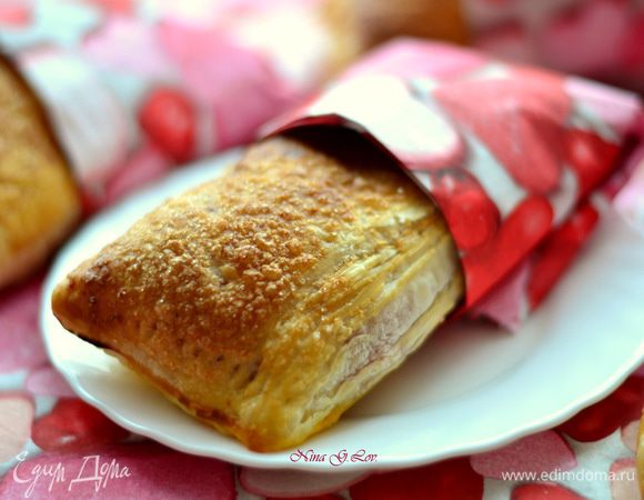 Завернуть каждую слоечку в салфетку.