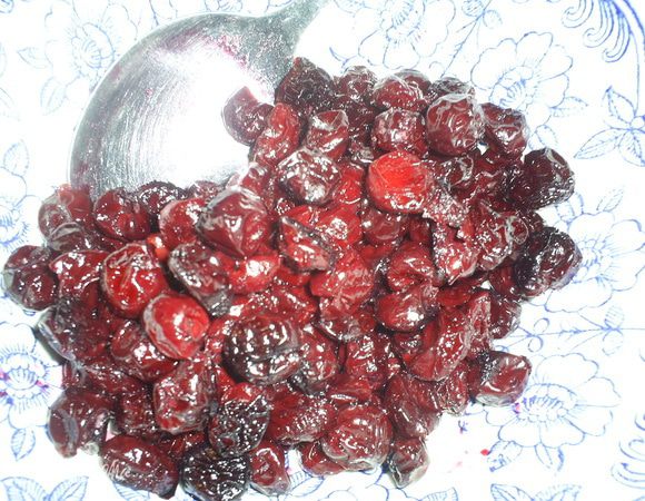 После всех манипуляций поучаем вкусные кисло-сладкие вишенки для начинки.