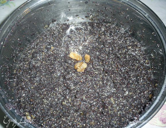 Для маковой начинки мак запариваем кипятком минимум на полчаса. Затем сливаем воду и измельчаем мак с сахаром, вареньем и промытым запаренным изюмом с помощью блендера или мясорубки.