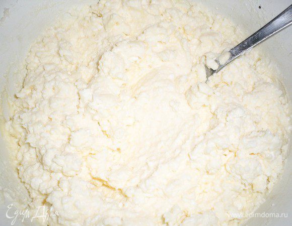 С творожной начинкой вообще все просто: растираем творог с сахаром, ванилином  и яйцом до однородной массы.