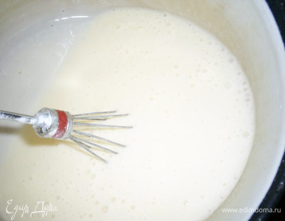 Осталось приготовить сметанную заливку, которая будет скреплять наш пирог в единое целое и не даст развалиться на отдельные кусочки. Для этого яйца взбиваем венчиком с сахаром и ванилином, добавляем сметану, крахмал и тщательно перемешиваем до полной однородности смеси.