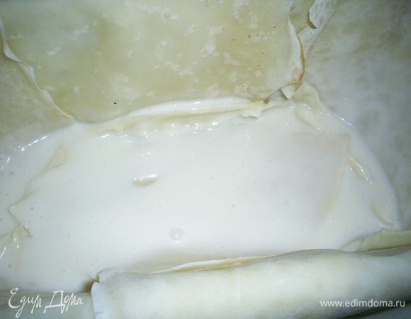 На дно формы выливаем немного сметанной заливки (примерно 3 ст.л.).