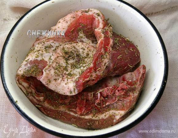 Рёбрышки моем, затем солим, перчим, посыпаем майораном и розмарином, втираем пропущенный через пресс чеснок. Оставляем, прикрыв плёнкой.