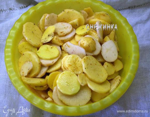 Картофель чистим, моем, нарезаем тонкими кружочками. В глубокой миске перемешиваем нарезанный картофель с солью, перцем и другими пряностями.