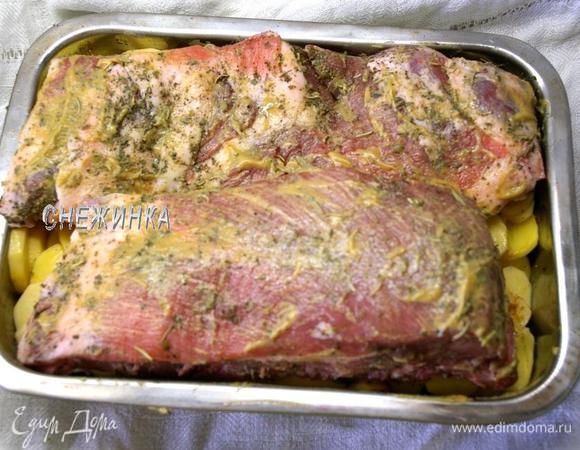 В большую форму для запекания выкладываем картофель, на него кладём рёбра, которые сверху смазываем горчицей. Теперь наливаем в форму воду, чтобы она немного покрыла дно, где-то 2/3 чашки.