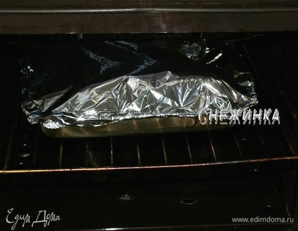 Форму сверху закрываем фольгой, сложенной в два слоя, хорошо заворачиваем края. Запекаем в духовке при 190С 1 час 20 минут (если рёбра не очень мясистые, то можно и меньше времени). Затем снимаем фольгу и запекаем ещё 10 минут, чтобы рёбрышки зарумянились. 