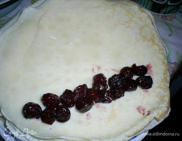 Приступаем к формировке налистников. На край блинчика выкладываем начинку и заворачиваем его рулетиком, подгибая внутрь края. Нам понадобиться по 6 блинчиков с каждой начинкой. Так и рассчитывайте. Кроме того, в мою форму по длине помещается один длинный налистник и другой покороче. Такими я их и делала.