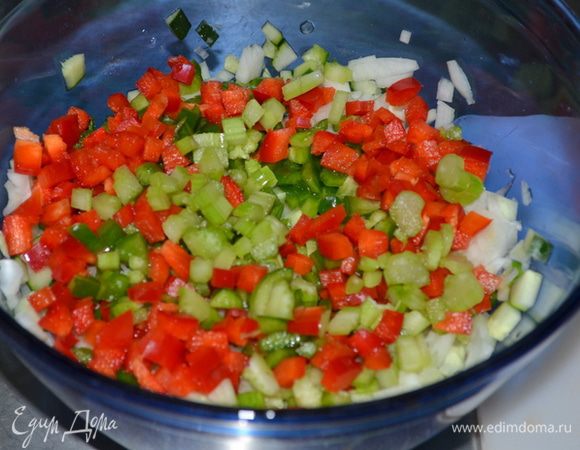 Смешать порезанные овощи  в кастрюле или в большой чаше.