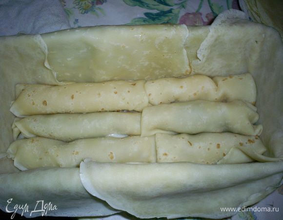 Выкладываем наши блинчики по два с одинаковой начинкой в ряд. Заранее продумайте схему размещения блинчиков с разными цветами начинок, чтобы получить красивый узор при разрезании пирога. Я выкладывала блинчики таким образом, чтоб получить красную диагональ, но в одном месте все равно ошиблась и два блинчика с творогом получились рядом.